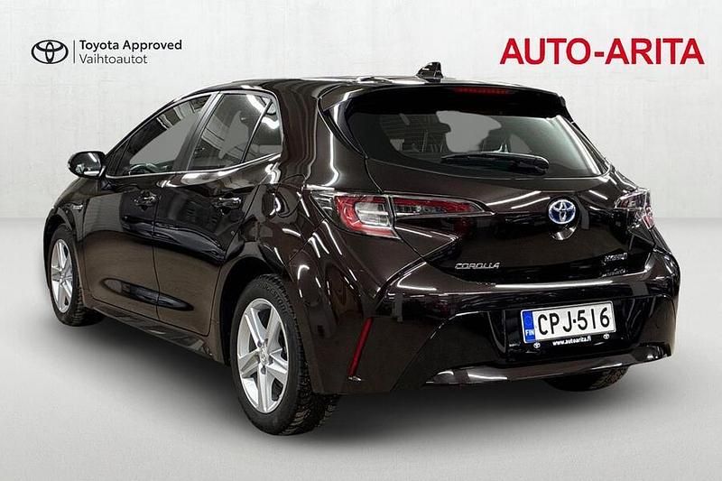 Käytetty Toyota Corolla Life 122 HP (89 kW) 2021 Met. musta Viistoperä