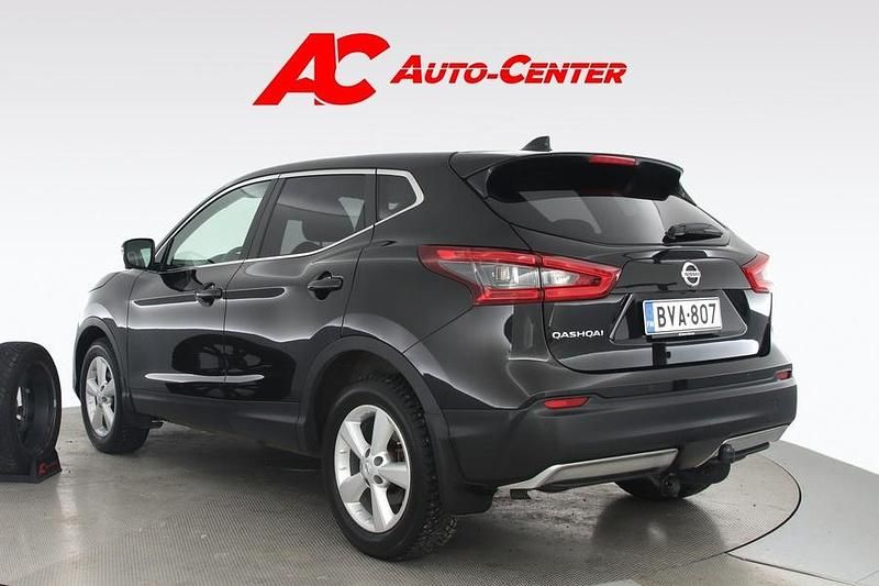 Käytetty Nissan Qashqai N-Connecta 116 HP (85 kW) 2018 Musta Katumaasturi