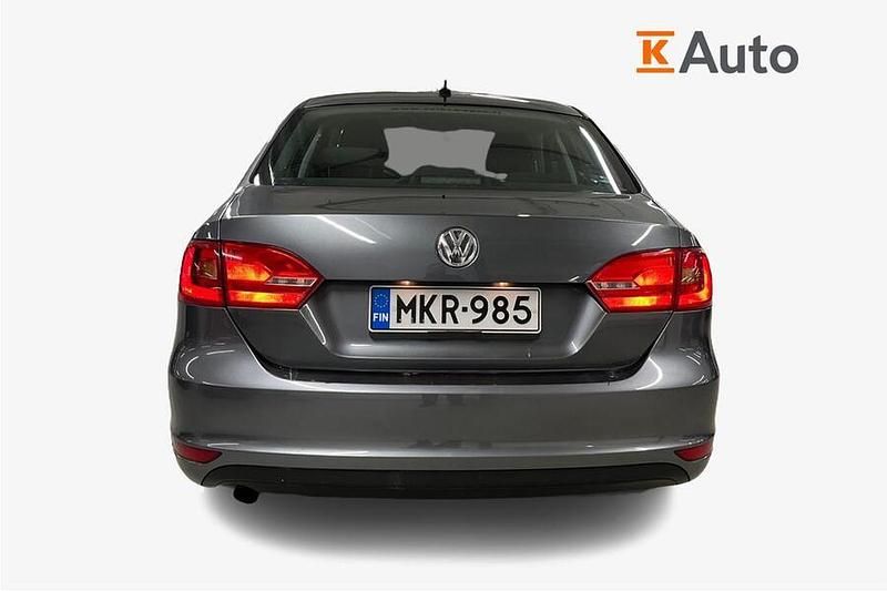 Käytetty VW Jetta Comfortline 105 HP (77 kW) 2011 Harmaa Sedan