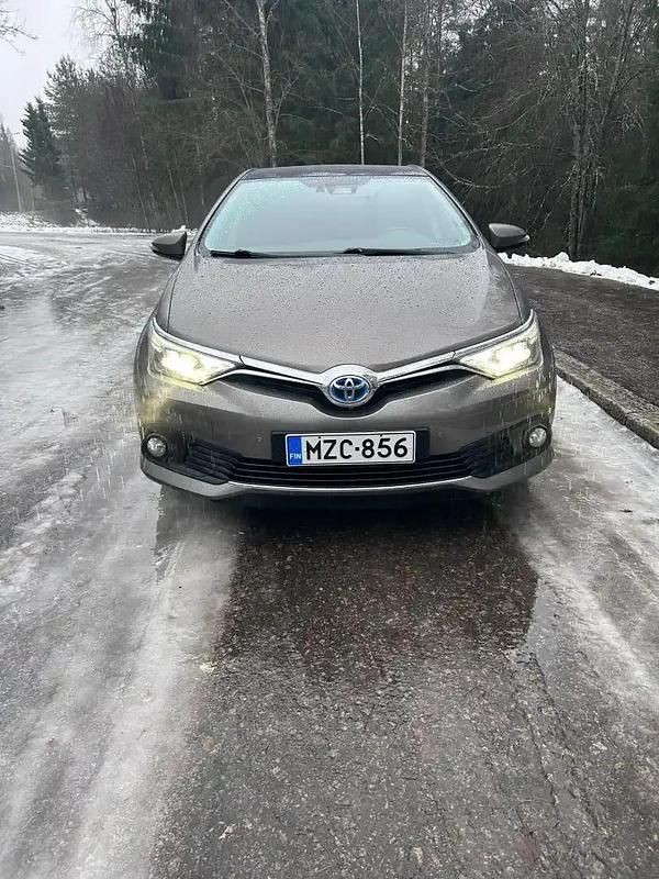 Hopea / harmaa Käytetty 2017 Toyota Auris Hybrid Sedan | 16 780 € (Perustarjous) - Kuva 1/4