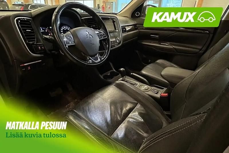 Käytetty Mitsubishi Outlander Instyle 150 HP (110 kW) 2016 Hopea Katumaasturi