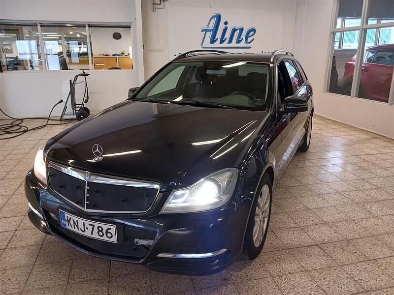 Käytetty Mercedes C200 136 HP (100 kW) 2013 Musta Farmari