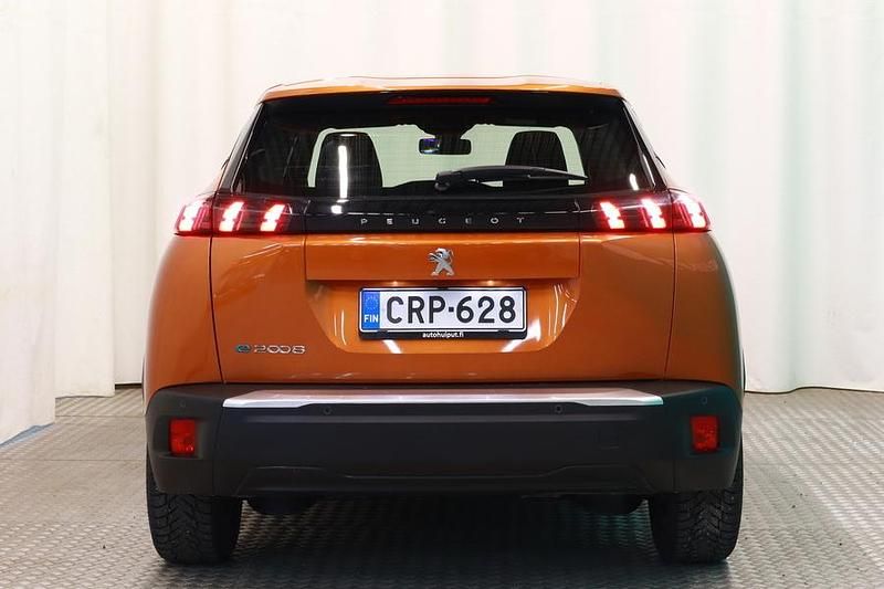 Käytetty Peugeot e-2008 Active 100 kW (136 HP) 2023 Katumaasturi