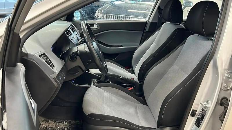 Käytetty Hyundai i20 Classic 114 HP (83 kW) 2015 Hopea / harmaa Viistoperä