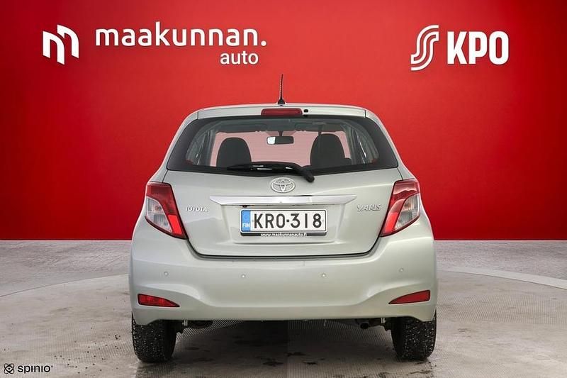 Käytetty Toyota Yaris Multidrive S 99 HP (72 kW) 2012 Harmaa Viistoperä