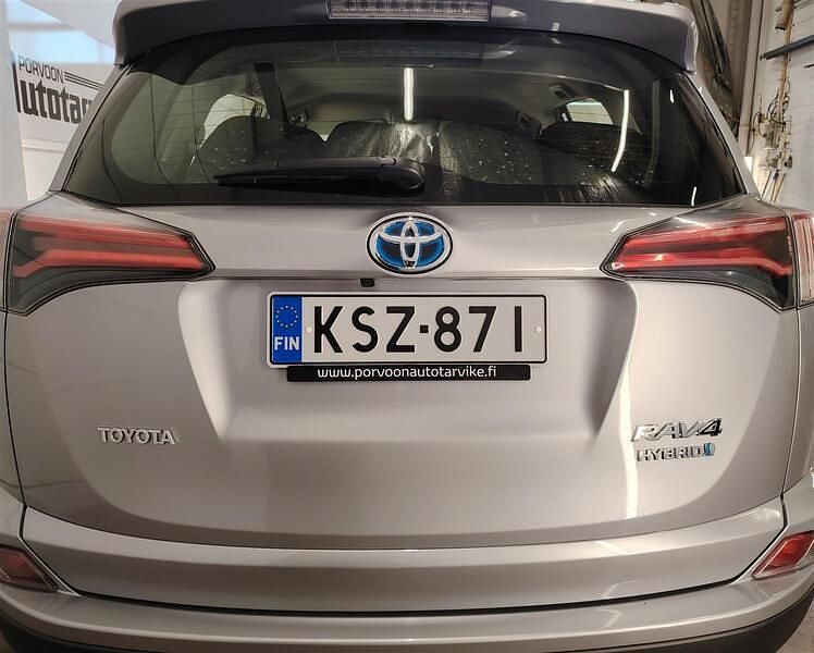 Käytetty Toyota RAV4 Hybrid Edition 155 HP (114 kW) 2017 Hopea Katumaasturi