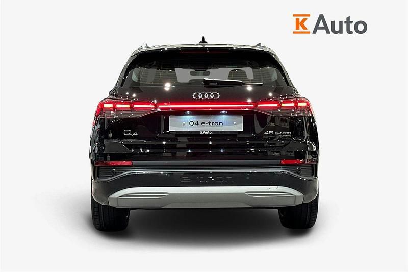 Uusi Audi Q4 e-tron Premium 207 kW (282 HP) 2026 Musta Katumaasturi