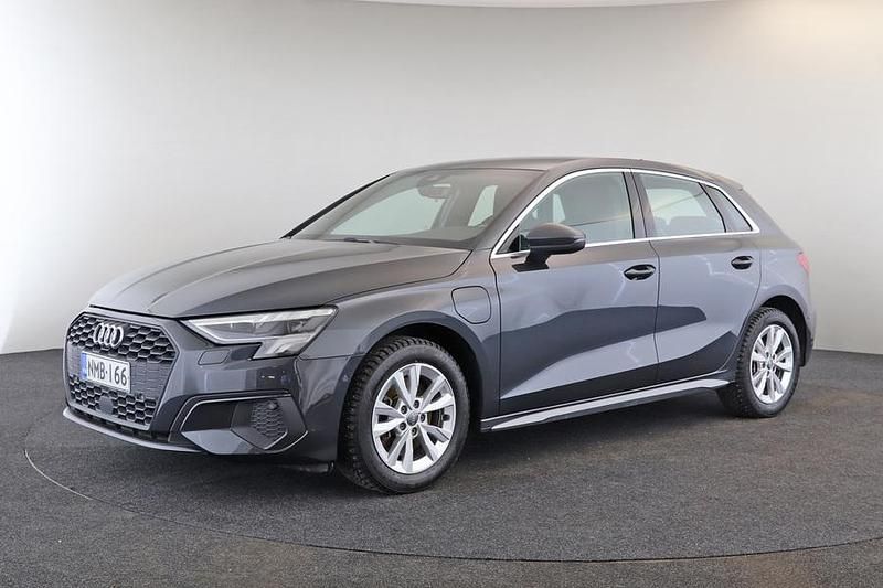 Harmaa Käytetty 2021 Audi A3 Sportback e-tron Business Viistoperä | 23 950 € (Hieman kallis) - Kuva 1/4