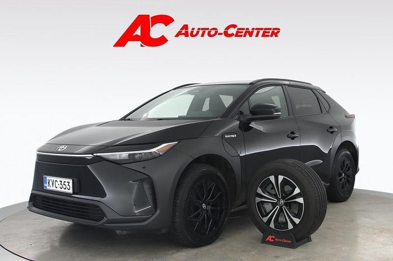 Käytetty Toyota bZ4X Active 160 kW (218 HP) 2023 Musta Katumaasturi
