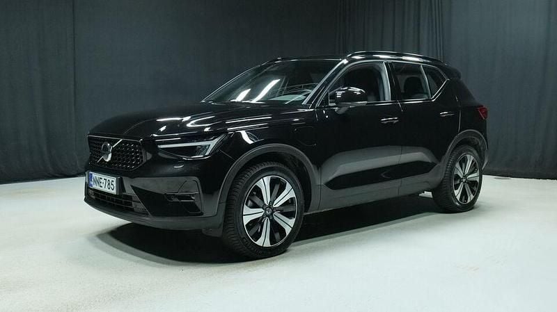 Käytetty Volvo XC40 Plus 211 HP (155 kW) 2023 Musta Katumaasturi