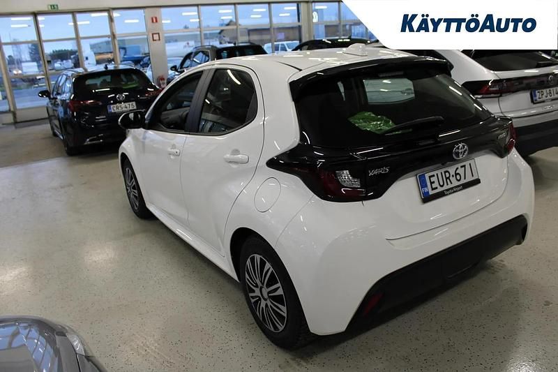 Käytetty Toyota Yaris Hybrid Active 116 HP (85 kW) 2023 Valkoinen Viistoperä