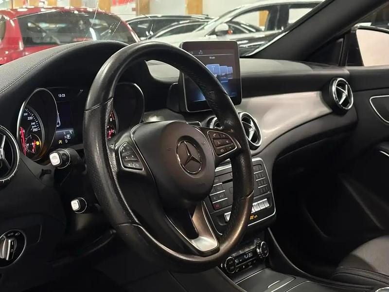 Käytetty Mercedes CLA180 Edition 1 122 HP (89 kW) 2018 Musta Sedan