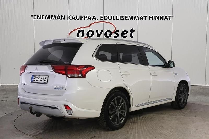 Käytetty Mitsubishi Outlander P-HEV Instyle 135 HP (99 kW) 2019 Valkoinen Katumaasturi