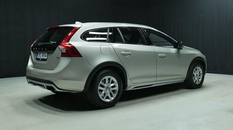 Käytetty Volvo V60 CC Momentum 245 HP (180 kW) 2017 Ruskea Farmari