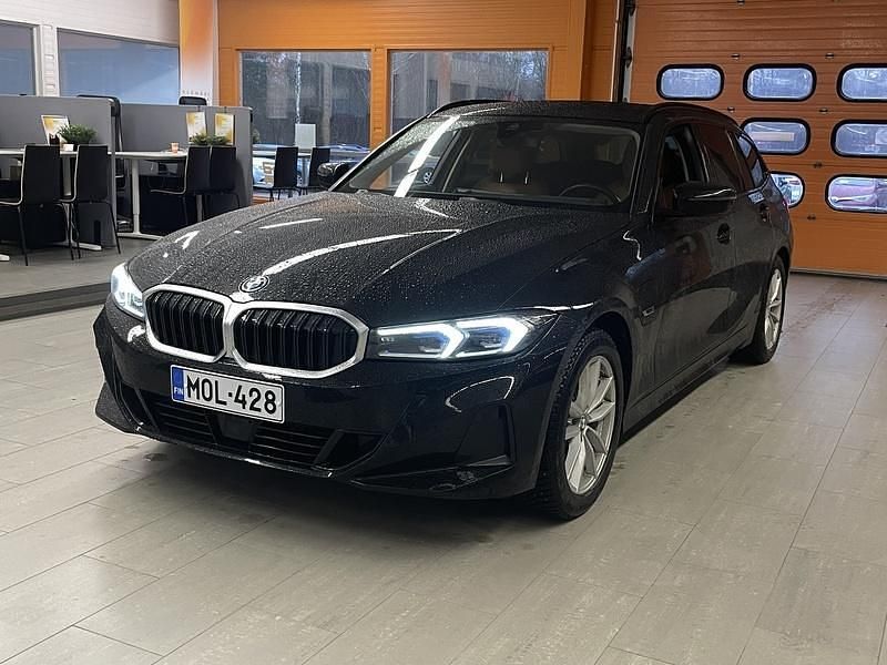 Käytetty 2023 BMW 330e Comfort Edition Farmari | 30 990 € (Hyvä tarjous) - Kuva 1/4
