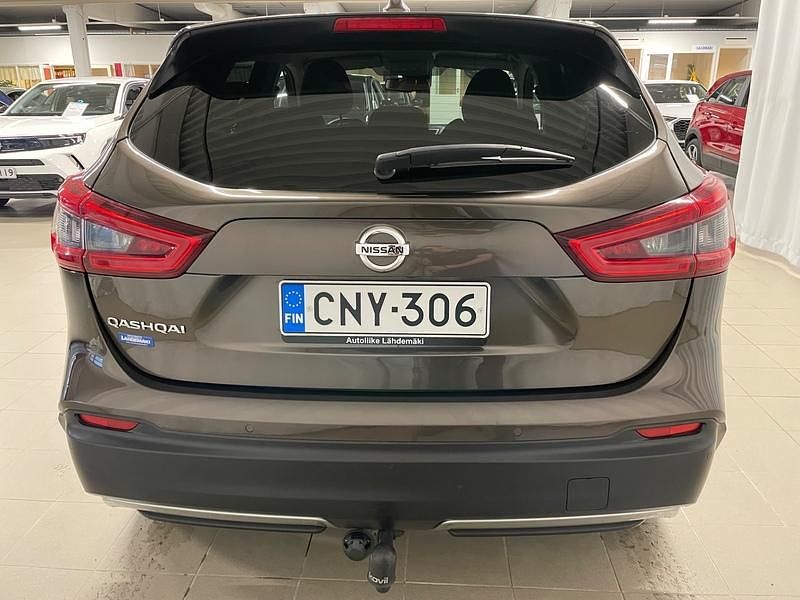 Käytetty Nissan Qashqai N-Connecta 159 HP (116 kW) 2020 Ruskea Katumaasturi