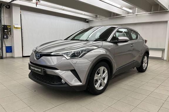 Käytetty Toyota C-HR Active 122 HP (89 kW) 2017 Hopea Katumaasturi