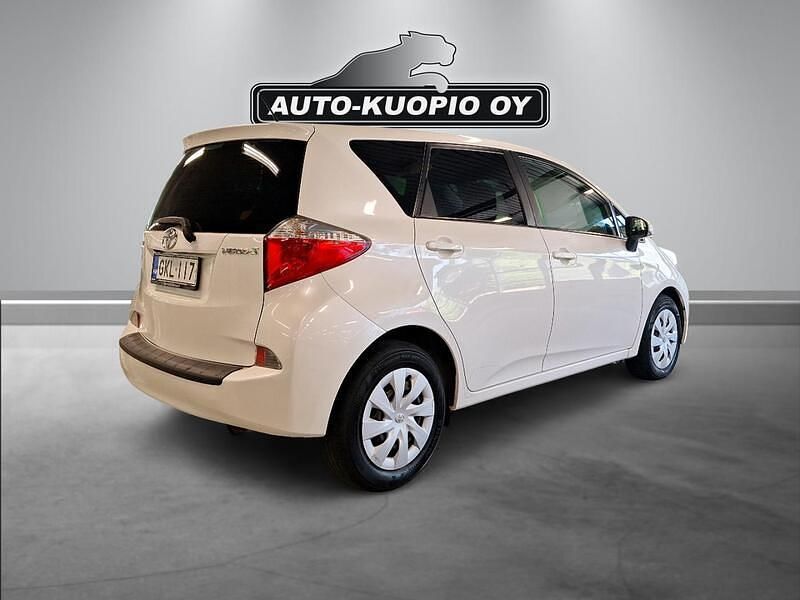 Käytetty Toyota Verso-S Sol 99 HP (72 kW) 2012 Valkoinen Tila-auto