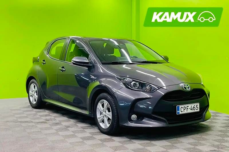 Käytetty Toyota Yaris Hybrid Active 116 HP (85 kW) 2021 Hopea / harmaa Sedan