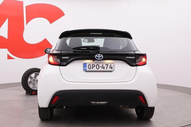 Käytetty Toyota Yaris Hybrid Active 116 HP (85 kW) 2023 Valkoinen Viistoperä
