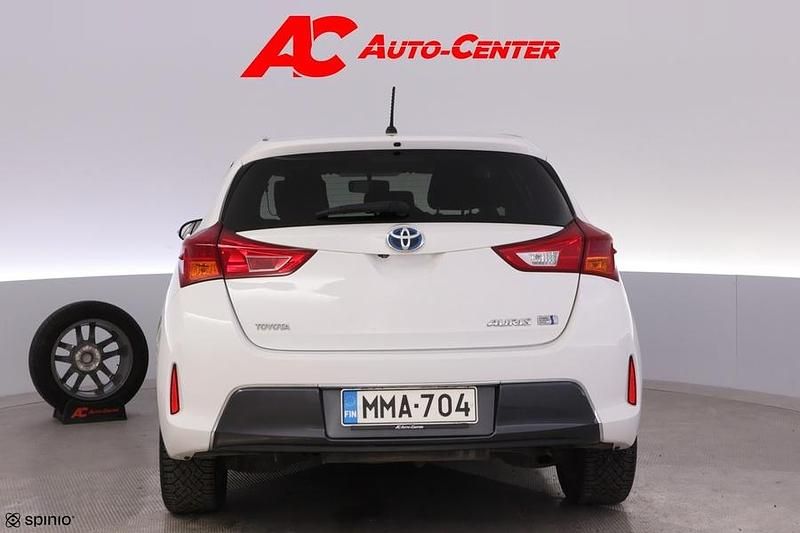 Käytetty Toyota Auris Hybrid Active 99 HP (72 kW) 2014 Viistoperä