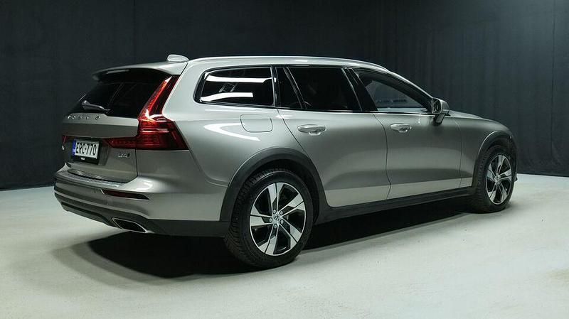 Käytetty Volvo V60 CC Business Edition 190 HP (139 kW) 2019 Harmaa Farmari