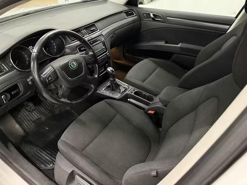 Käytetty Skoda Superb Comfort 140 HP (102 kW) 2010 Farmari