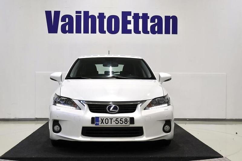 Käytetty Lexus CT200h Executive Line 99 HP (72 kW) 2011 Valkoinen Viistoperä