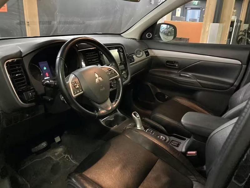 Käytetty Mitsubishi Outlander P-HEV Instyle 163 HP (119 kW) 2014 Katumaasturi