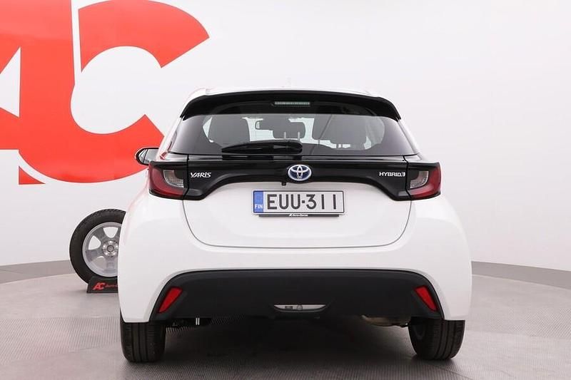 Käytetty Toyota Yaris Hybrid Active 116 HP (85 kW) 2023 Valkoinen Viistoperä
