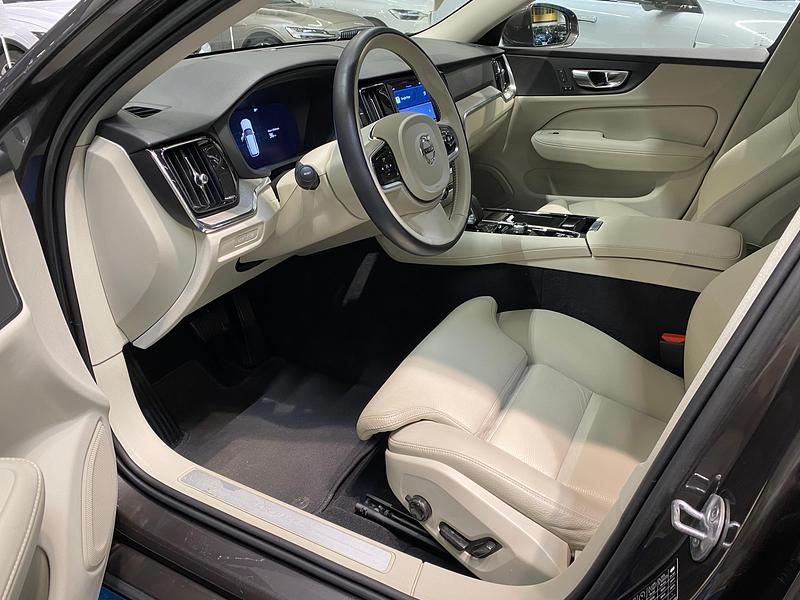 Käytetty Volvo V60 Plus 350 HP (257 kW) 2023 Farmari