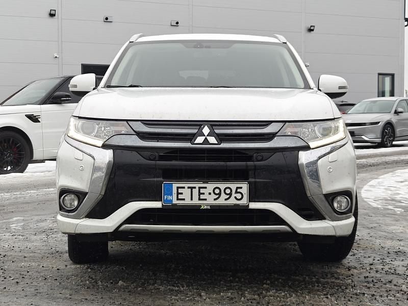 Käytetty Mitsubishi Outlander P-HEV Instyle 224 HP (164 kW) 2016 Valkoinen Katumaasturi