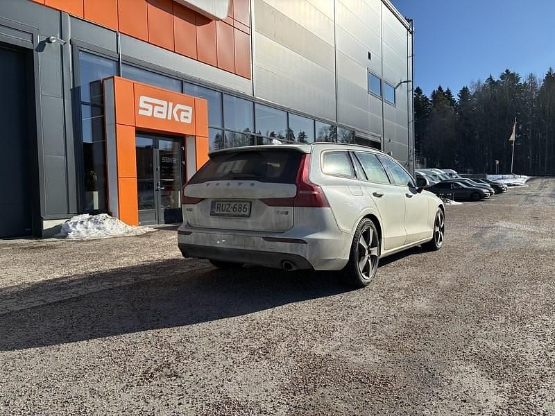 Käytetty Volvo V60 Momentum 303 HP (222 kW) 2020 Farmari