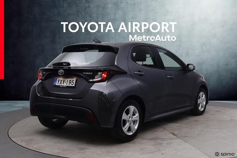 Käytetty Toyota Yaris Hybrid Active 116 HP (85 kW) 2024 Harmaa Viistoperä