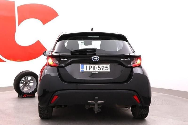 Käytetty Toyota Yaris Hybrid Active 116 HP (85 kW) 2022 Musta Viistoperä