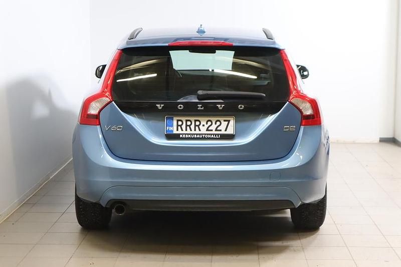 Käytetty Volvo V60 Kinetic 114 HP (83 kW) 2014 Sininen Farmari