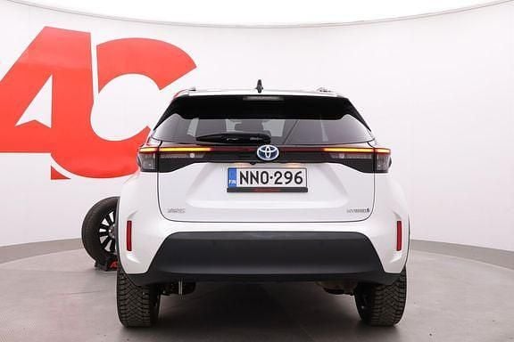 Käytetty Toyota Yaris Cross Plus 116 HP (85 kW) 2024 Silver / mustalla ka Katumaasturi