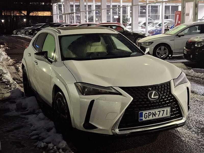 Valkoinen Käytetty 2023 Lexus UX 250h Katumaasturi | 32 800 € (Perustarjous) - Kuva 1/2
