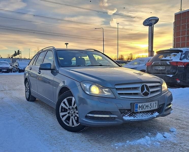 Käytetty Mercedes C200 Avantgarde 136 HP (100 kW) 2011 Harmaa Farmari