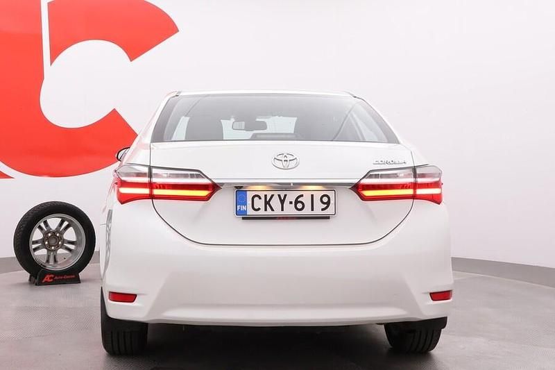 Käytetty Toyota Corolla Multidrive S 132 HP (97 kW) 2017 Valkoinen Sedan