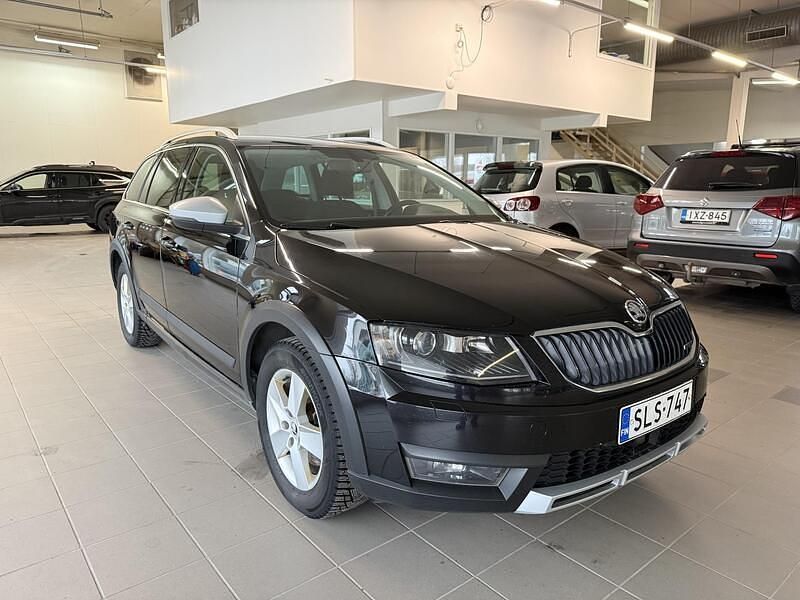 Käytetty Skoda Octavia 184 HP (135 kW) 2015 Musta Viistoperä