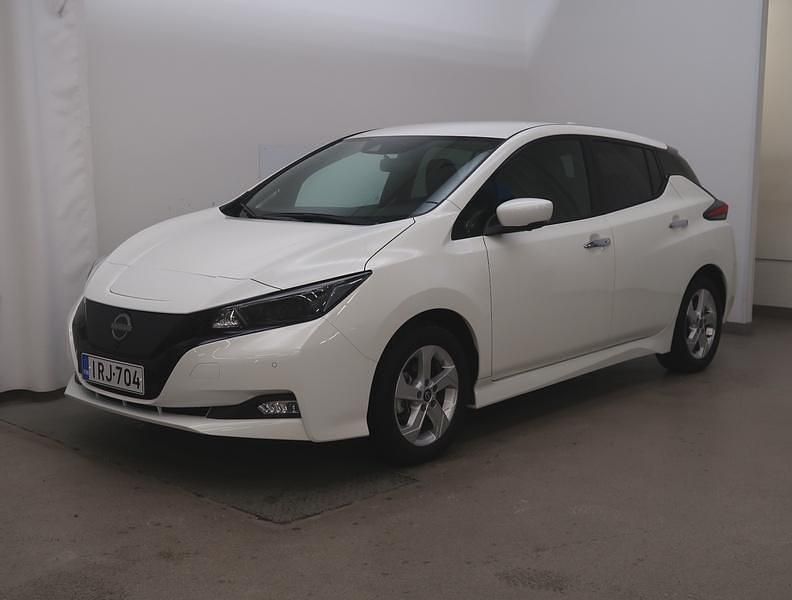 Valkoinen Käytetty 2023 Nissan Leaf N-Connecta Viistoperä | 23 900 € - Kuva 1/4