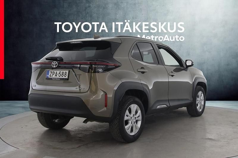 Käytetty Toyota Yaris Cross 116 HP (85 kW) 2024 Ruskea (beige) Katumaasturi