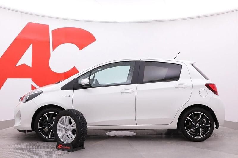 Käytetty Toyota Yaris Hybrid Style 101 HP (74 kW) 2016 Valkoinen Viistoperä