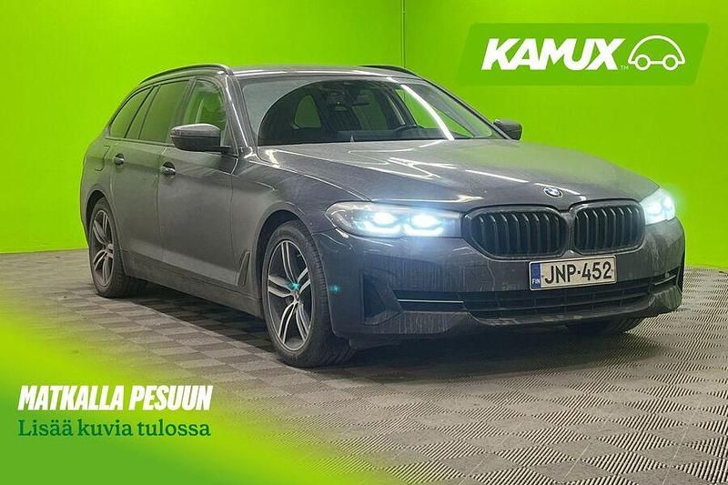 Musta Käytetty 2021 BMW 530e Farmari | 24 890 € (Perustarjous) - Kuva 1/3