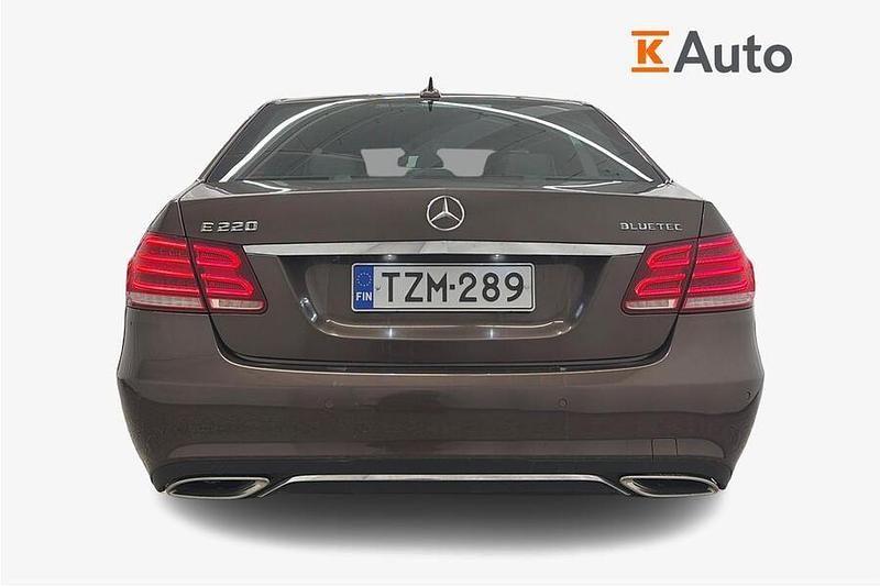 Käytetty Mercedes E220 Business 170 HP (125 kW) 2015 Ruskea (beige) Sedan