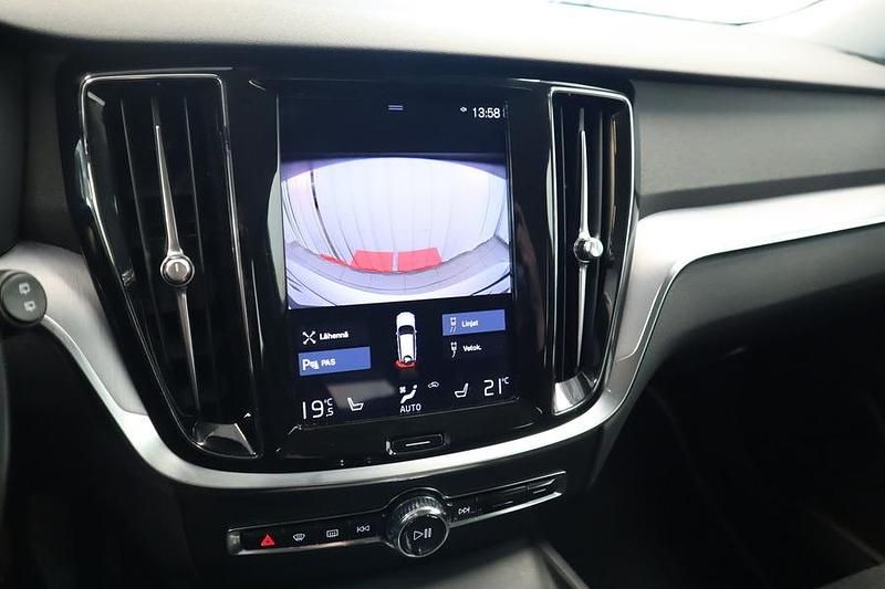 Käytetty Volvo V60 Momentum 190 HP (139 kW) 2019 Hopea Farmari