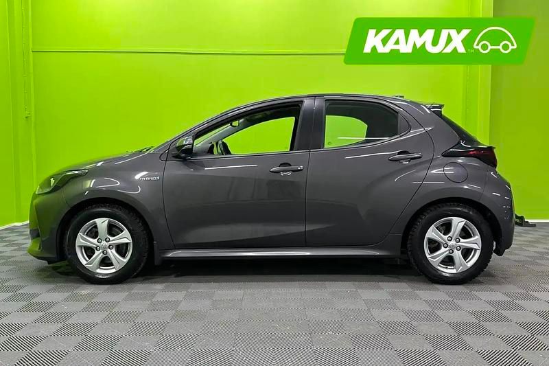 Käytetty Toyota Yaris Hybrid Active 116 HP (85 kW) 2021 Hopea / harmaa Sedan