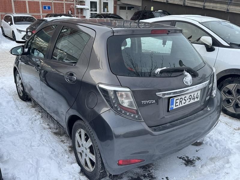 Käytetty Toyota Yaris Hybrid Sol 75 HP (55 kW) 2012 Harmaa Viistoperä