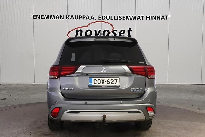 Käytetty Mitsubishi Outlander P-HEV Instyle 224 HP (164 kW) 2019 Harmaa Katumaasturi